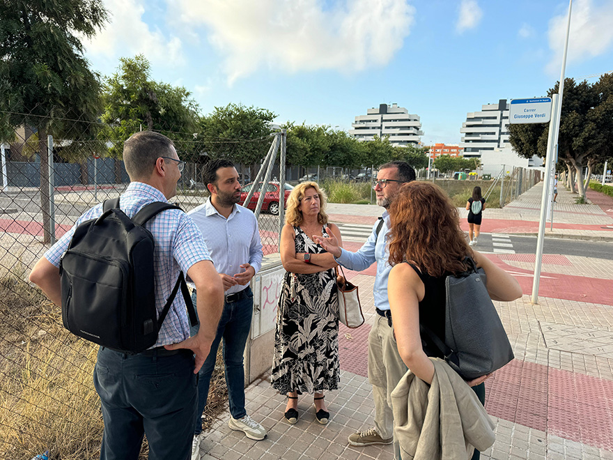 El alcalde y la concejala de Vivienda conocen de primera mano el avance de la construcción de 267 viviendas en Puerto de Sagunto