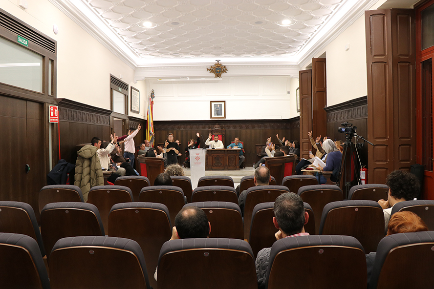 La Corporación Municipal solicita por unanimidad la reposición de un vehículo adaptado para extinguir incendios en calles estrechas