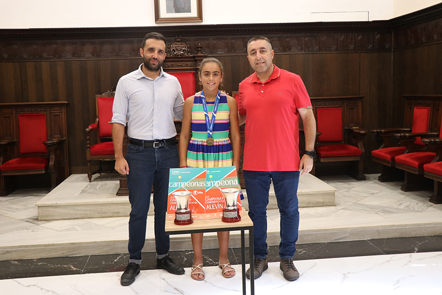 El Ayuntamiento de Sagunto homenajea a Edurne Tortajada-Ros por su triunfo en el Campeonato de España de tenis alevín
