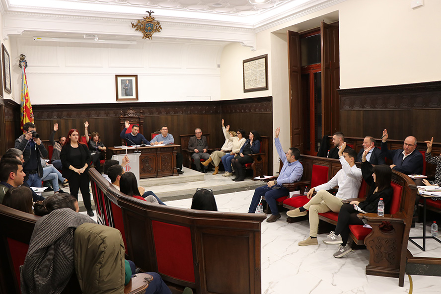 La Corporación Municipal insta a paralizar el nuevo modelo lingüístico a la Conselleria de Educación