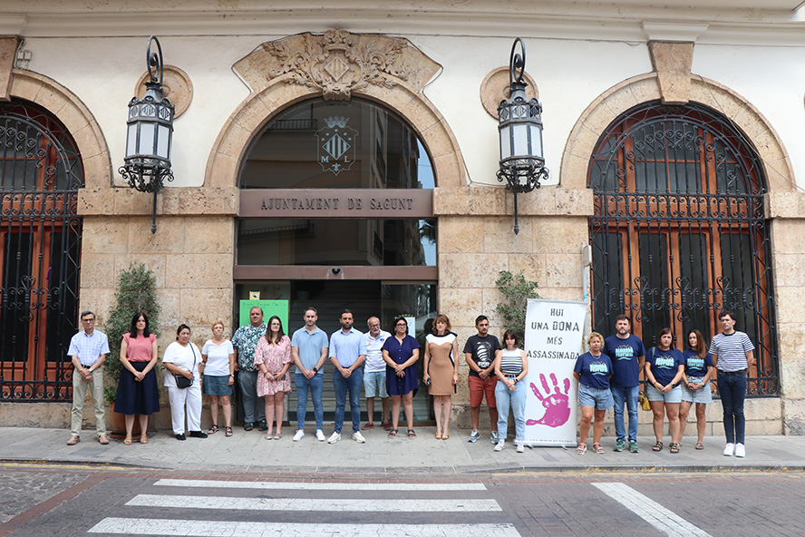Silencio a las puertas de los edificios municipales por el presunto asesinato machista perpetrado en Navarra