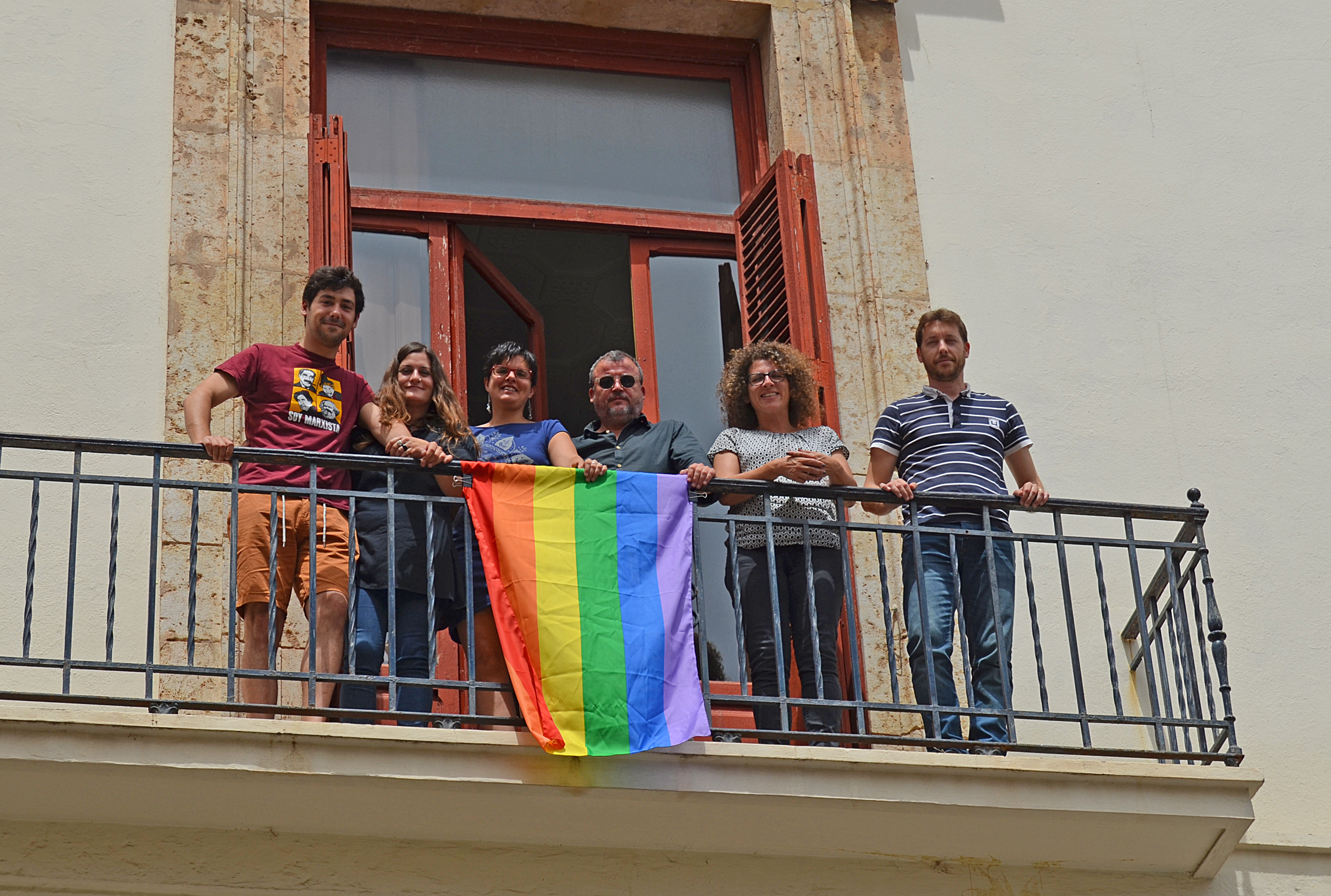 La bandera LGTBI ondea en el Ayuntamiento de Sagunto y la Tenencia de Alcaldía de Puerto de Sagunto