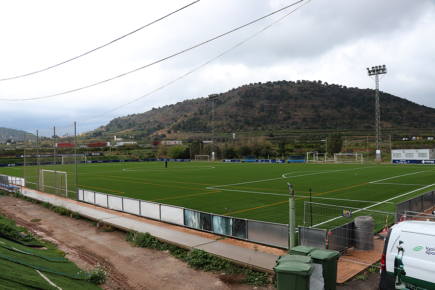 Acaba la renovació de la gespa artificial del camp de futbol Xulla sobre la base dels criteris FIFA Quality Pro