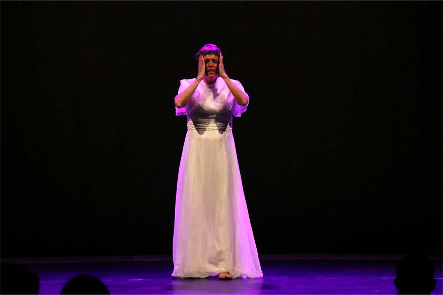 Alumnado y ciudadanía de todo el municipio asistieron al taller 'Bésame 2.0' de la artista Pepa Cases