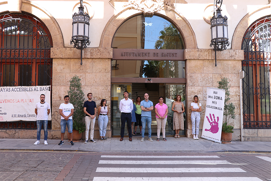 Sagunto guarda un minuto de silencio en señal de condena y repulsa por los asesinatos machistas en Motril y Cádiz