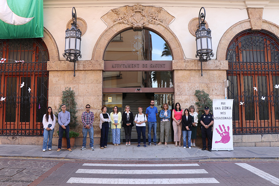 Silencio a las puertas de los edificios municipales por el presunto asesinato machista perpetrado en Marbella
