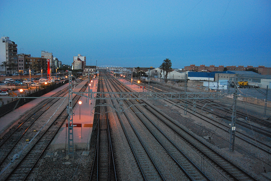 El Pleno reclama al Ministerio de Transportes, Movilidad y Agenda Urbana el cubrimiento de las vías ferroviarias y mejoras en la carretera V-23