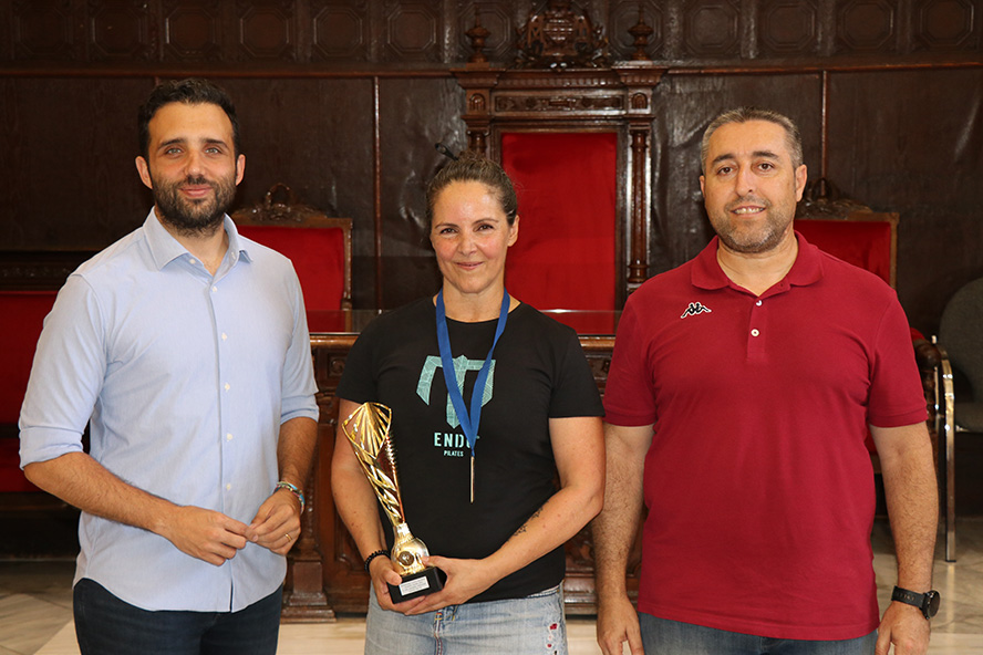 El Ayuntamiento de Sagunto recibe a la campeona del mundo de 'press' banca, Mariola Corega