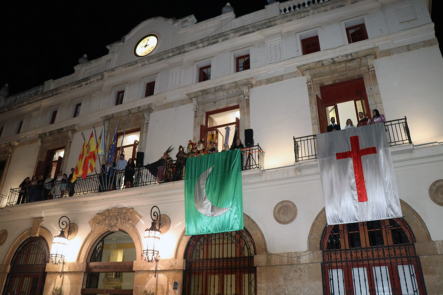 Los Moros y Cristianos de Sagunto comienzan con el pregón desde el balcón del Ayuntamiento