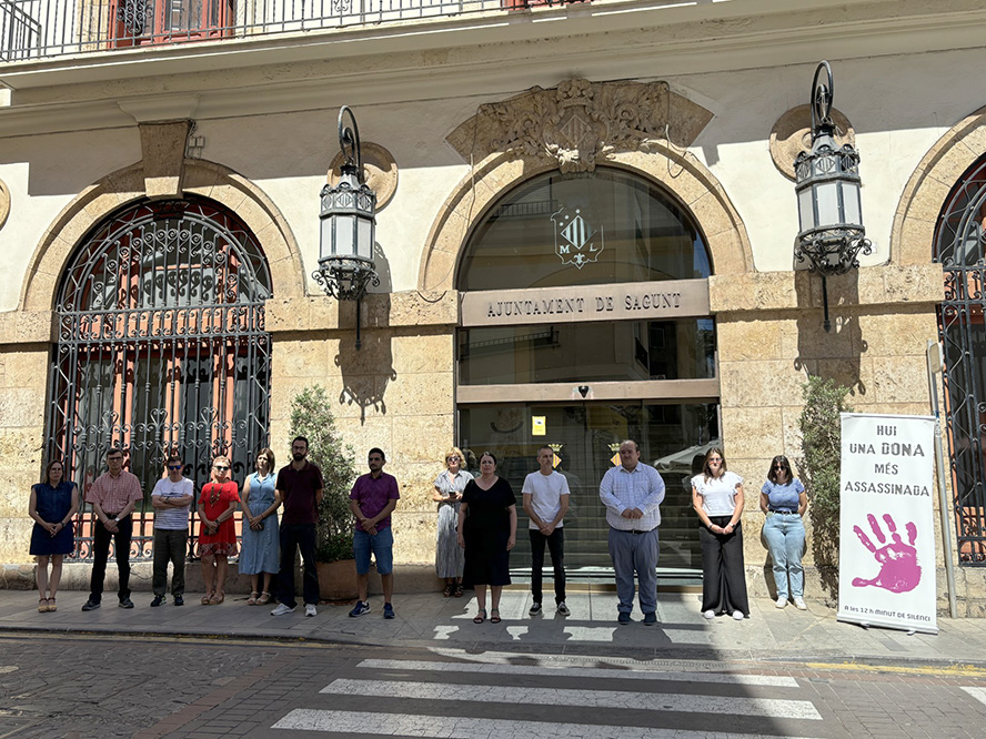 Sagunto guarda un minuto de silencio en señal de condena y repulsa por el presunto asesinato machista de una mujer en Soto del Real