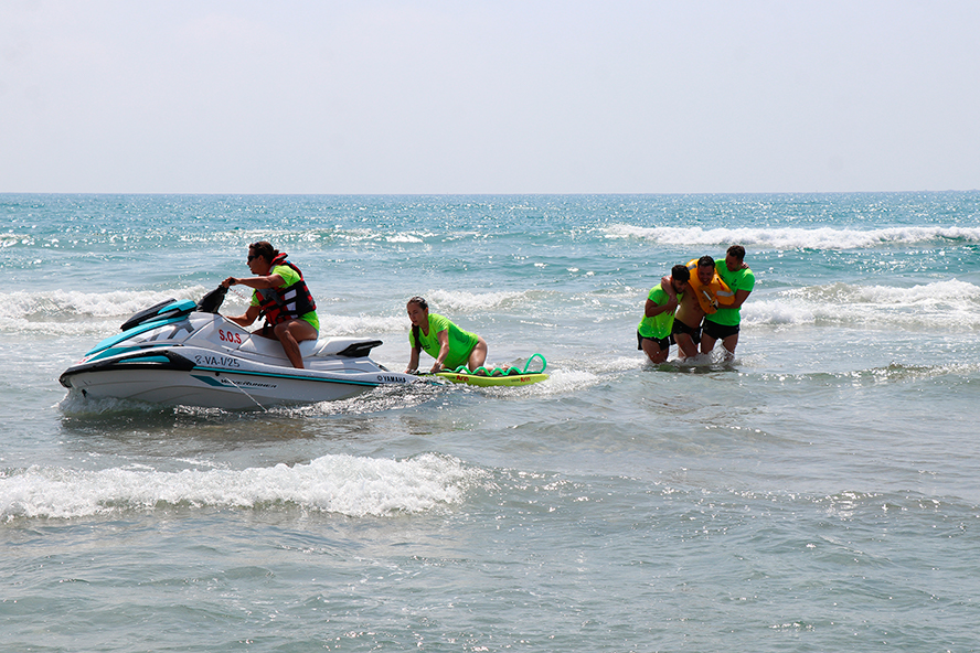 El dispositivo de seguridad de la playa de Puerto de Sagunto practica un simulacro de salvamento 