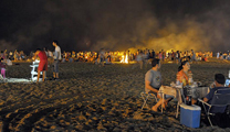 Miles de personas se congregaron ayer en las playas del municipio para celebrar la Noche de San Juan
