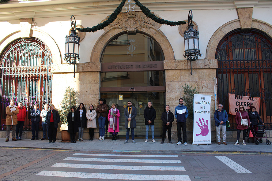 Sagunto guarda un minuto de silencio por el presunto asesinato machista ocurrido en Mallorca