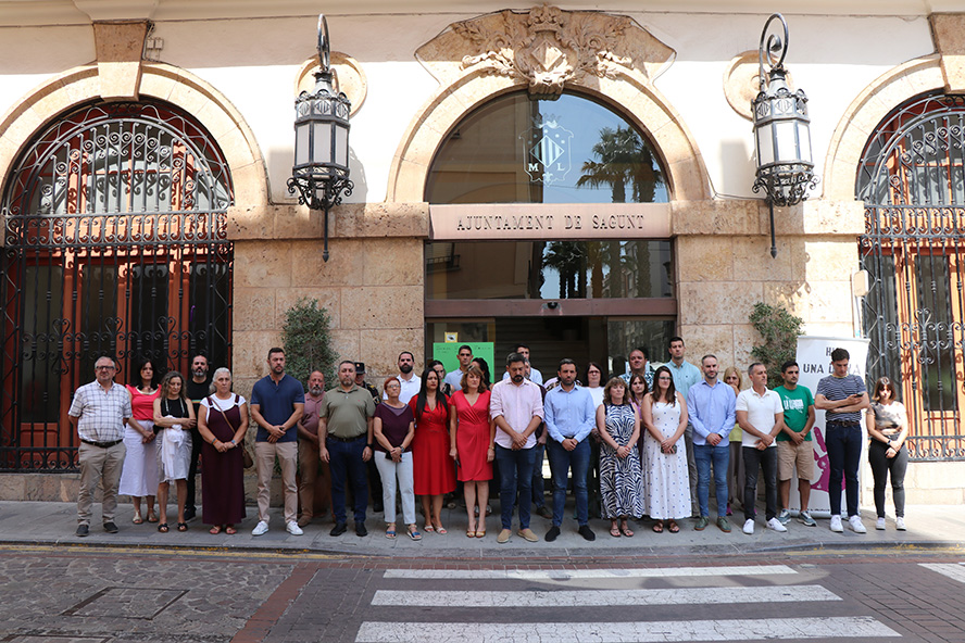 Silencio a las puertas de los edificios municipales por el presunto asesinato machista perpetrado en Badajoz