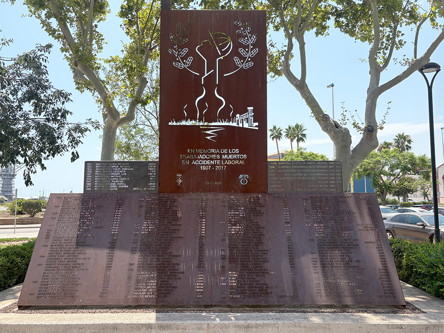 El Consistorio incorpora nuevas placas en el monumento a las personas fallecidas en la Fábrica