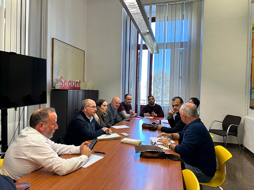 El Ayuntamiento de Sagunto recibe a las asociaciones vecinales para informar sobre la situación de la desaladora