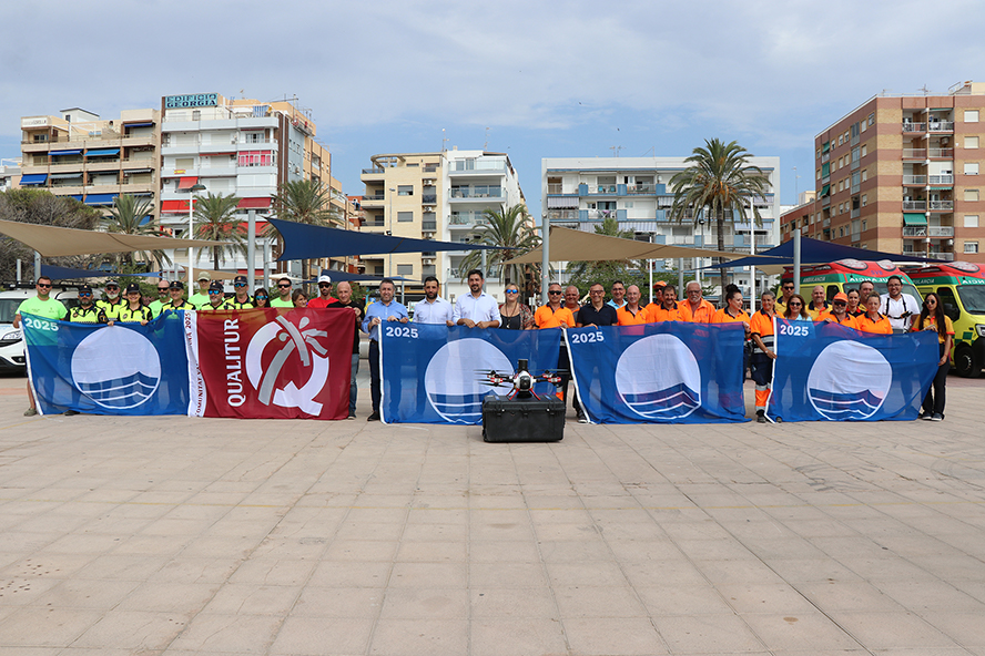 Sagunto presenta el dispositivo de playas para la temporada estival e iza las banderas