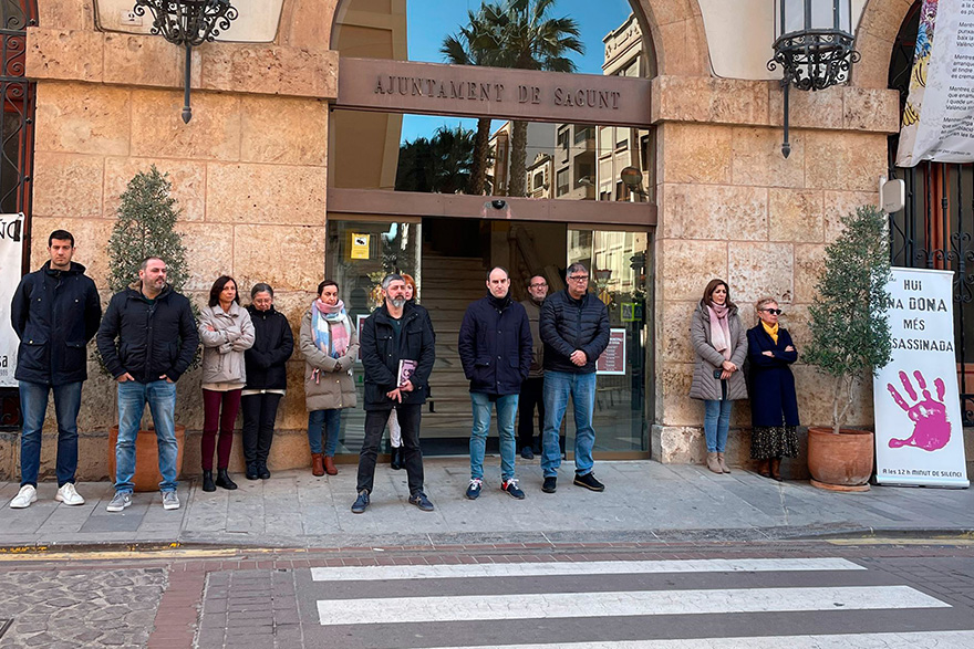 Sagunto guarda un minuto de silencio en señal de condena y repulsa por el presunto asesinato machista perpetrado en El Rubio (Sevilla)