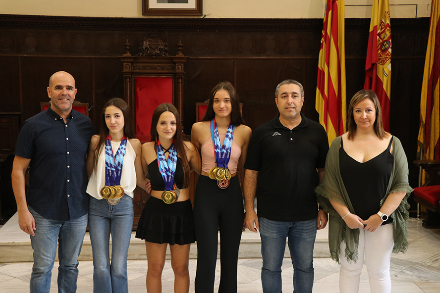 El Ayuntamiento de Sagunto reconoce sus méritos a tres luchadoras del Club de Lluita Camp de Morvedre