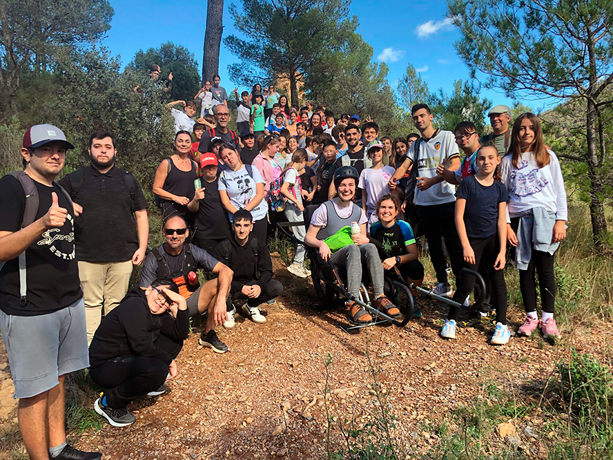 El alumnado saguntino participante en Alternatura a la Escuela corona el Castillo de Aín