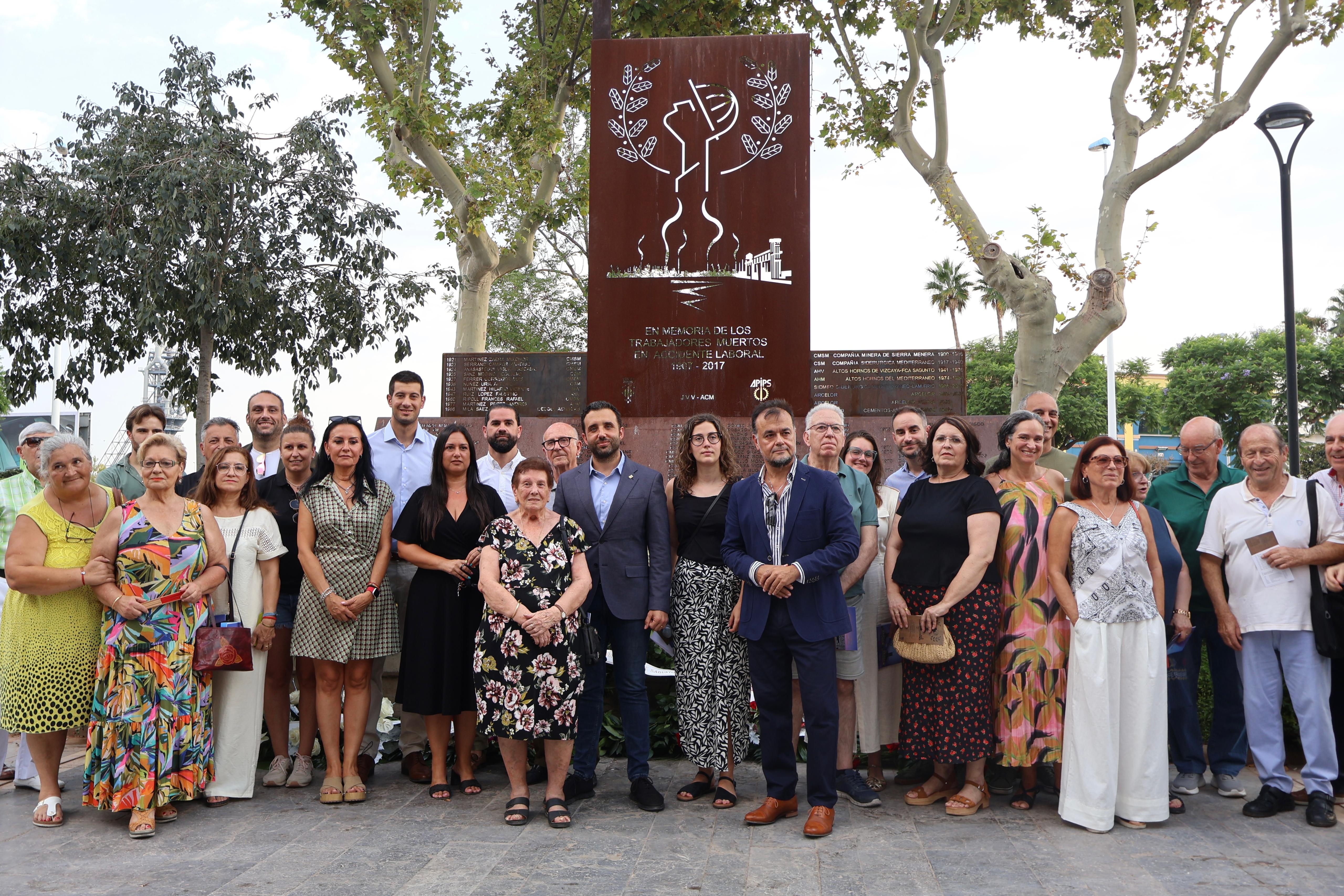 Acto de homenaje a las personas fallecidas en Altos Hornos del Mediterráneo y en la Compañía Minera Sierra Menera